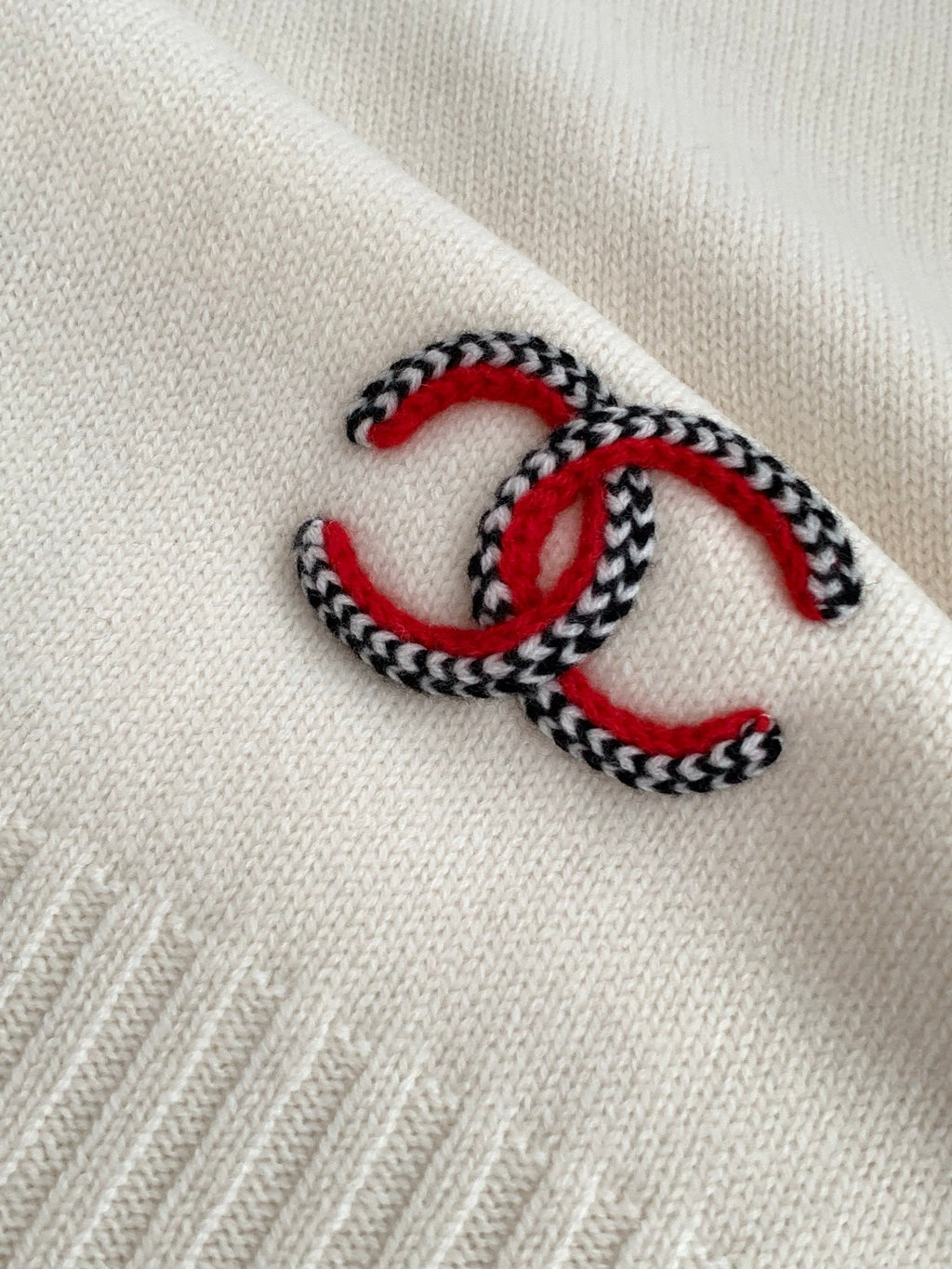 Chanel Style Contrast-Trim Scarf and Beanie Set